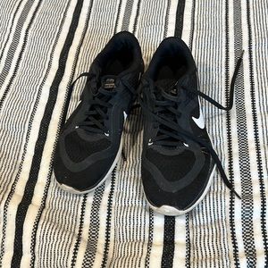 Black Nike shoes size 8